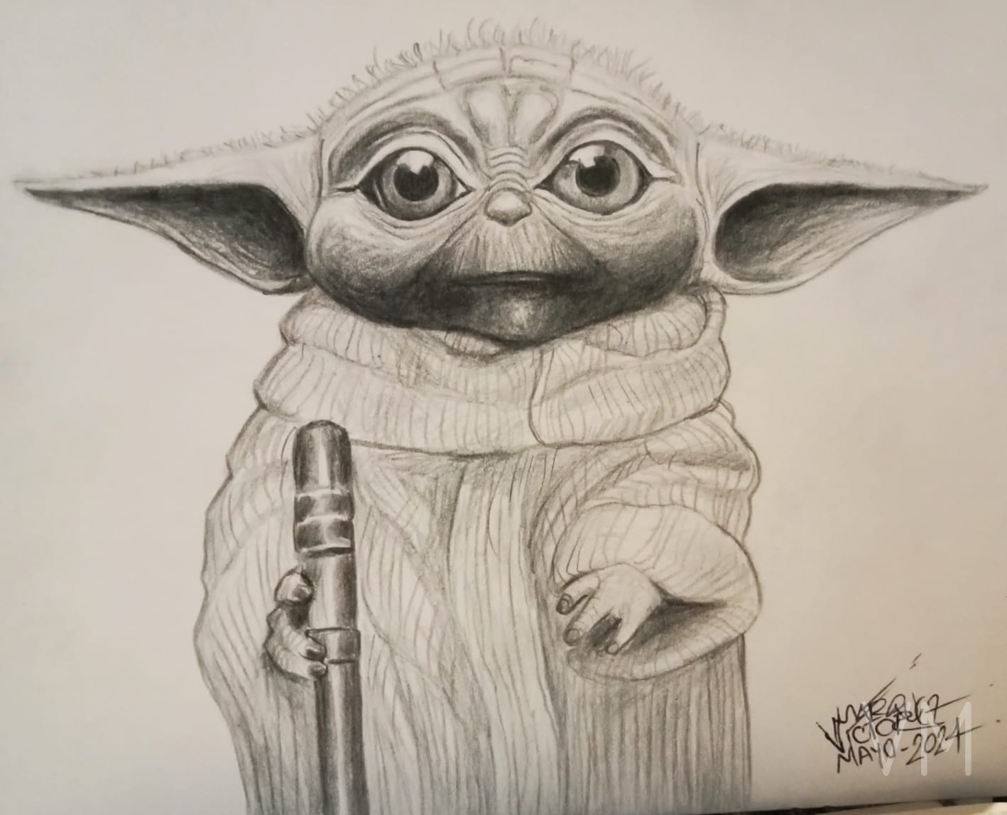 Baby Yoda (Grogu) con su sable de luz, retrato detallado en grafito