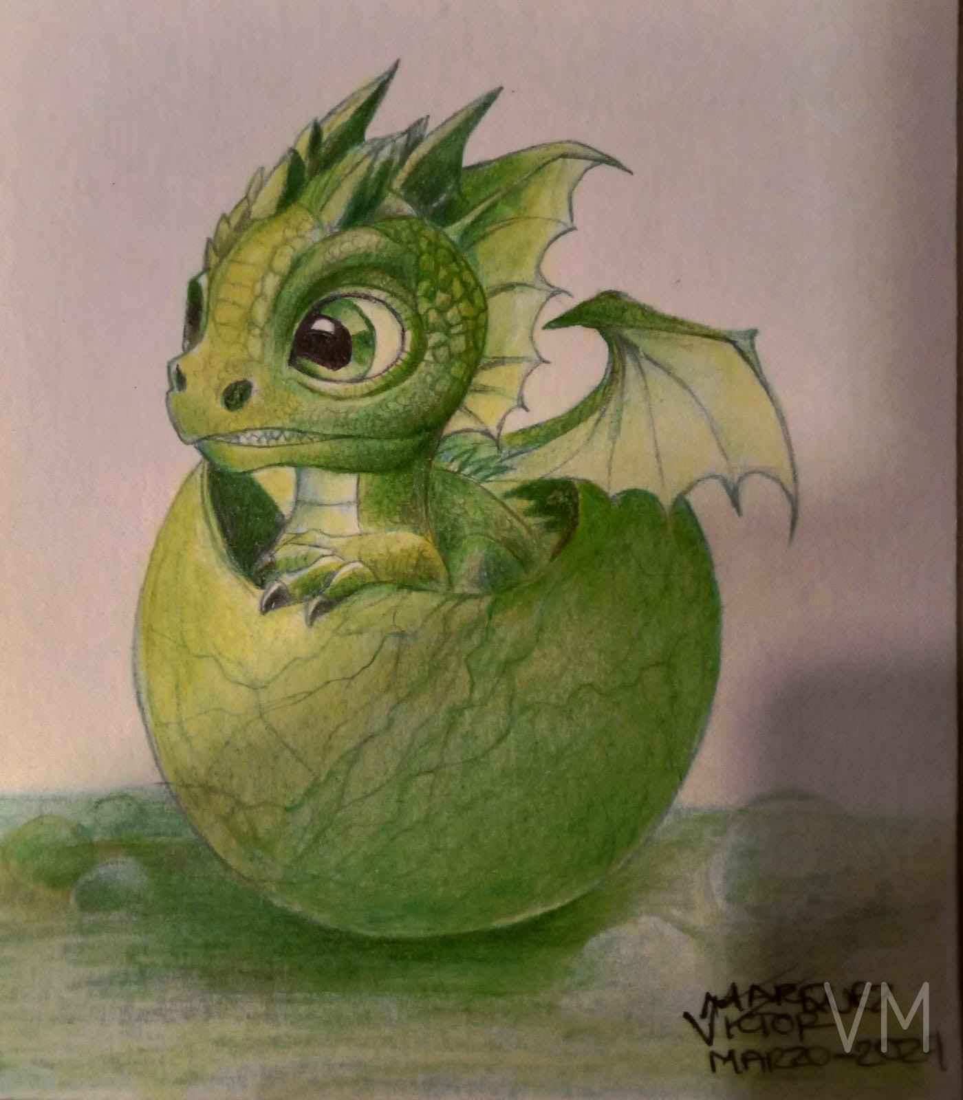 Adorable dragón verde bebé naciendo de su huevo con alas pequeñas y ojos curiosos.