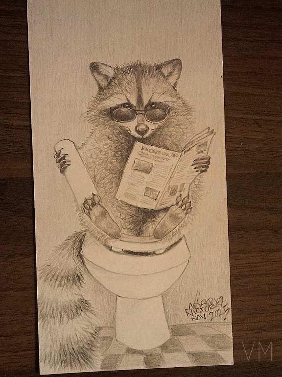 Mapache con lentes leyendo el periódico en el baño, separador cómico