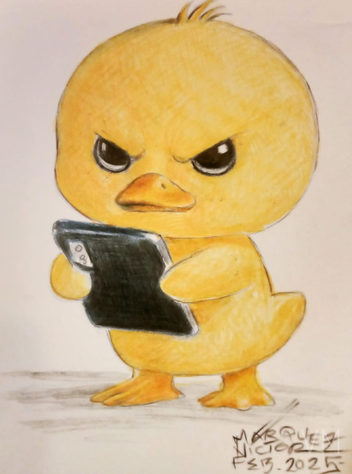 Patito amarillo furioso revisando su tablet con expresión de disgusto.