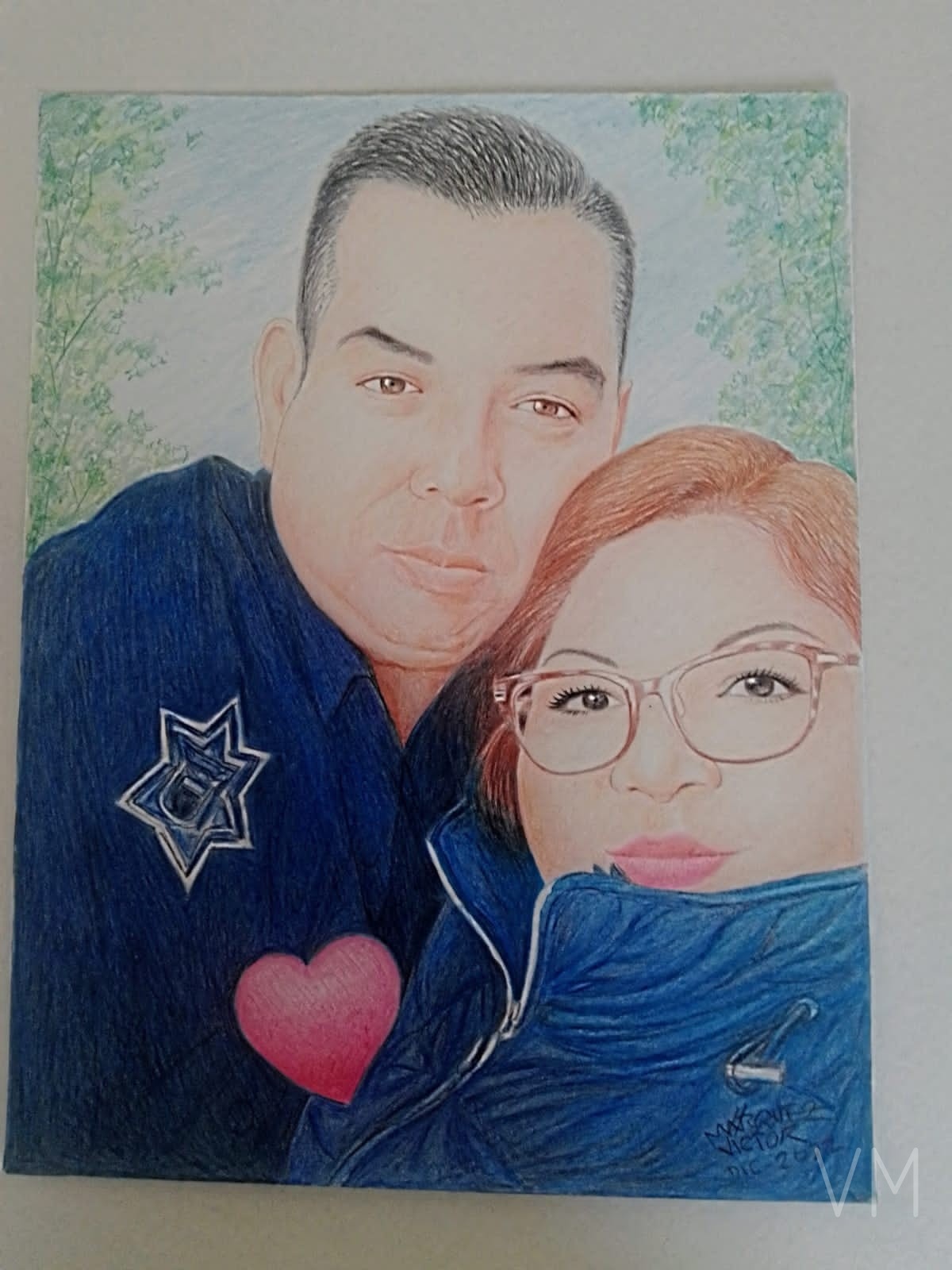 Retrato de pareja: hombre en uniforme de policía junto a su compañera, a color.